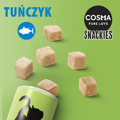 COSMA PURE LOVE SNACKIES, tuńczyk. Widoczne kostki przysmaku oraz opakowanie z sylwetką kota na zielonym tle.