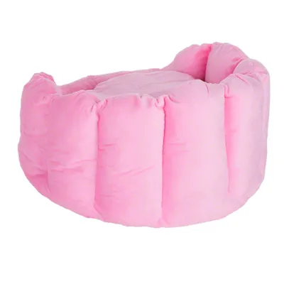 Panier pour animal en tissu rose, forme ronde avec bords rembourrés et surface intérieure matelassée. Aucun logo ou texte visible.