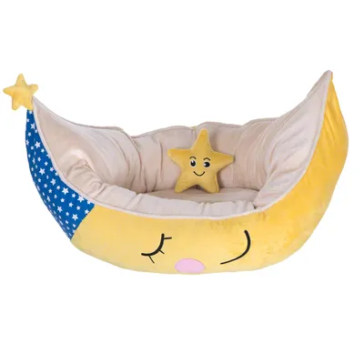 Cama para mascotas en forma de luna amarilla con detalles azules y estrellas blancas, incluye un cojín pequeño en forma de estrella sonriente. Material textil visible.