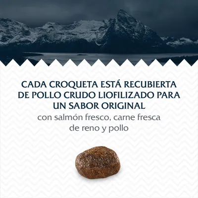 Texto: Cada croqueta está recubierta de pollo crudo liofilizado para un sabor original, con salmón fresco, carne fresca de reno y pollo. Imagen de una croqueta marrón.