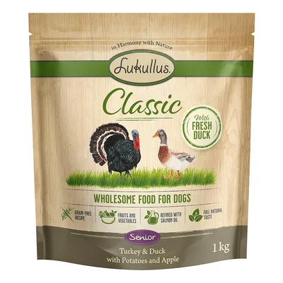 Lukullus Classic Senior dinde et canard avec pommes de terre et pomme, 1 kg. Texte visible : With fresh duck, Wholesome food for dogs, grain-free recipe, fruits and vegetables, salmon oil.