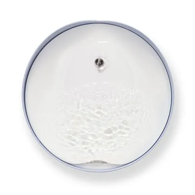 Fonte de água redonda com água corrente e superfície lisa e branca. Adequada para animais de estimação para promover a hidratação.
