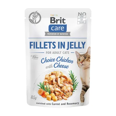 Brit Care Fillets in Jelly per gatti adulti, Choice Chicken with Cheese, 85g, arricchito con carota e rosmarino, senza OGM, soia o zucchero, immagine di gatto e ciotola di filetti.