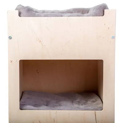 Cuccia per animali in legno chiaro con due livelli, entrambi dotati di cuscino grigio morbido visibile all'interno e sulla parte superiore.
