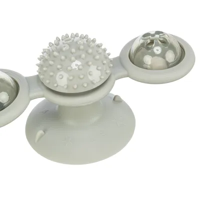 Jouet pour animal en plastique gris avec ventouse, une boule centrale à picots et deux boules transparentes latérales. Motifs d’étoiles visibles sur la base.