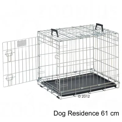 Metal wire crate with open door, removable tray at the base and two carrying handles on top. Text reads: Dog Residence 61 cm.