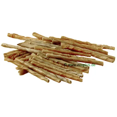 Hromada přírodních žvýkacích tyčinek pro psy, bez viditelného obalu nebo značky. Materiál: sušená kůže.