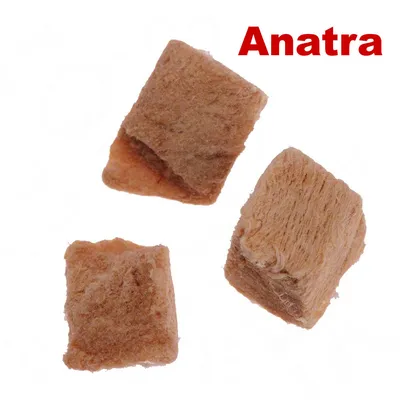 Tre cubetti di snack per animali, colore beige chiaro, con la scritta rossa 'Anatra' in alto a destra.