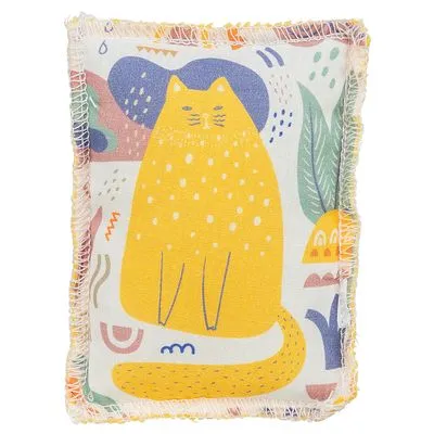 Kussen van stof met een gele kat en abstracte patronen, zichtbare rafelrand rondom. Materiaal: stof.