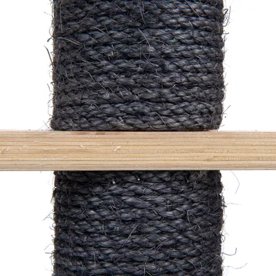 Nahaufnahme eines schwarzen Sisalseils, befestigt an einer Holzplatte. Materialdetails sichtbar: geflochtenes Sisal und geschichtetes Holz.