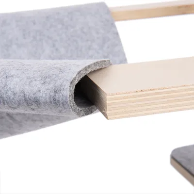 Detailansicht einer Holzplatte mit grauem Filzüberzug, geeignet für Möbel oder Zubehör.