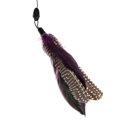 Accessorio con piume viola e marroni a pois bianchi, attacco in plastica nera visibile nella parte superiore.