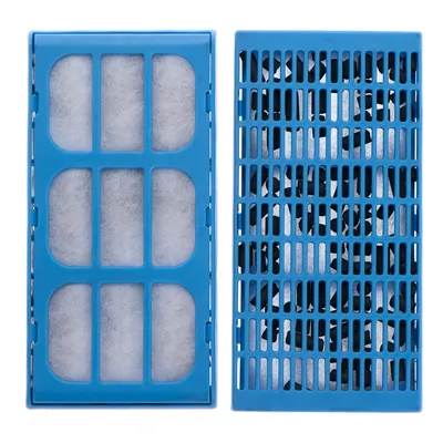 Due inserti filtranti rettangolari con telaio in plastica blu e materiale filtrante bianco, disposti uno accanto all'altro.