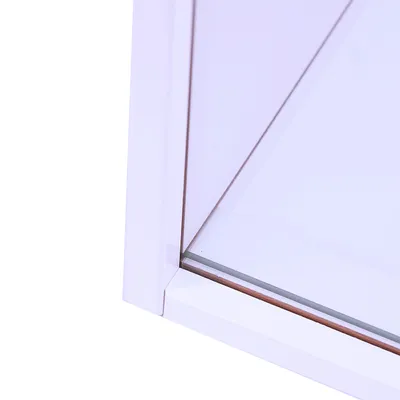 Primo piano di una cornice bianca con vetro e listello in legno, mostra i dettagli dei materiali del prodotto.