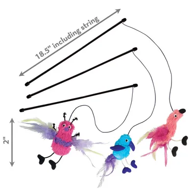 Juguetes para gatos con varilla negra y cuerda, figuras de pájaros de peluche en rosa, azul y lila. Medidas visibles: 18,5'' incluyendo cuerda, altura de los muñecos 2''.