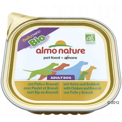 Barquette Almo Nature Daily Menu Bio pour chien adulte, avec poulet et brocoli. Certifié AB Agriculture Biologique. Texte multilingue visible sur l’emballage.
