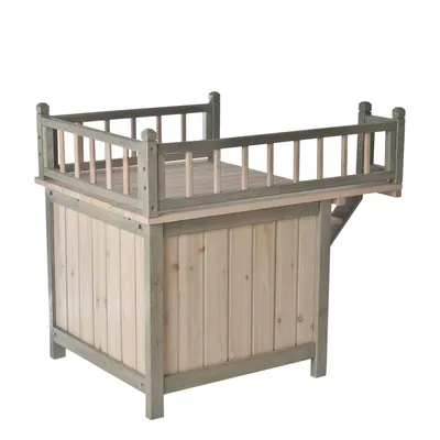 Houten dierenhuis met plat dak en omheind dakterras, zichtbare panelen en trap aan de zijkant. Materiaal: hout.