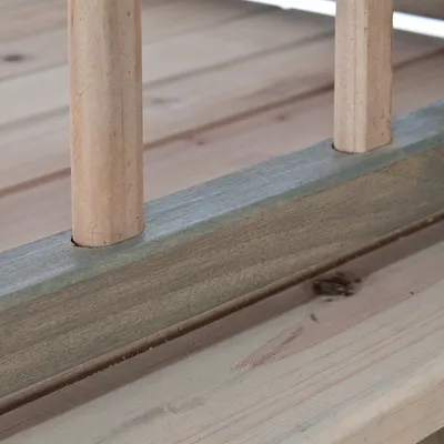 Detail van houten spijlen en frame, materiaal: hout. Geschikt voor productinformatie over constructie of materiaalgebruik.