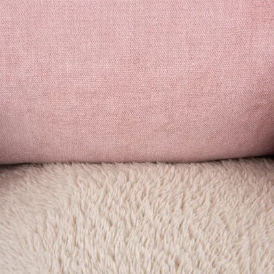 Nærbillede af to materialer: øverst lyserødt tekstil, nederst beige plys. Viser detalje af overfladestruktur på et produkt, sandsynligvis til kæledyr.