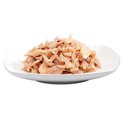 Valkoisella lautasella revittyä vaaleaa lihaa, ei pakkauksia tai tuotemerkkejä näkyvissä.