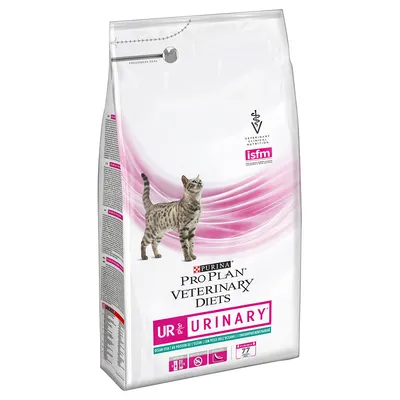 Purina Pro Plan Veterinary Diets UR Urinary -kissanruokapakkaus, näkyvissä ISFM-merkki ja kuvassa harmaa raidallinen kissa. Pakkausteksti englanniksi ja italiaksi.