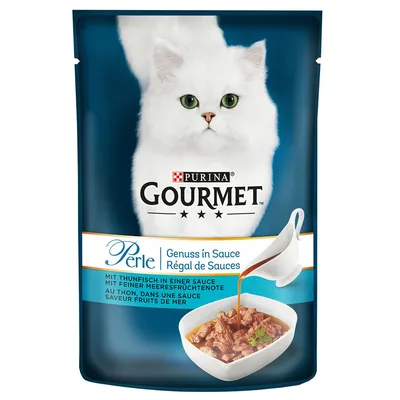 Purina Gourmet Perle Genuss i sås med tonfisk i en sås med fin smak av skaldjur. Förpackningen visar en vit katt och serverad produkt.