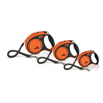 Trois laisses à enrouleur Flexi, orange et noir, tailles différentes, avec poignée ergonomique et cordon noir. Marque Flexi visible sur chaque laisse.