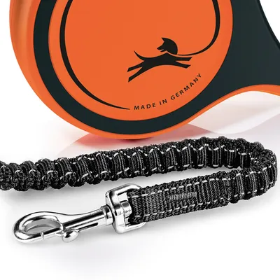 Hondenriem met elastische zwarte band en metalen karabijnhaak, oranje rol met hondenlogo en tekst 'Made in Germany'.