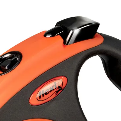 Poignée de laisse rétractable orange et noire avec bouton noir, marque flexi visible sur le côté.