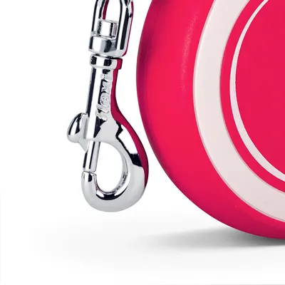 Flexi hundkoppel med silverfärgad karbinhake och rött hölje, detaljvy.