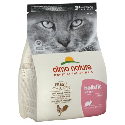 Balení s textem: FRESH CHICKEN, holistic KITTEN 2 kg, 2-12 months, DRY FOOD. Vyobrazení kuřete a koťátka. Text v několika jazycích o čerstvém kuřeti.