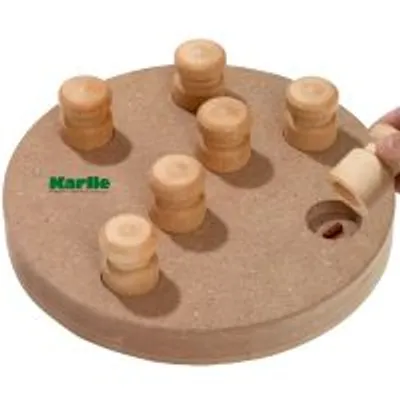 Drewniana okrągła zabawka logiczna z siedmioma ruchomymi elementami, marka Karlie. Jeden element podniesiony, widoczny smakołyk w otworze.