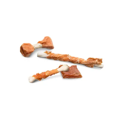 Tres snacks masticables de material óseo blanco, envueltos en carne seca en diferentes formas: nudo, barra y rectángulo.