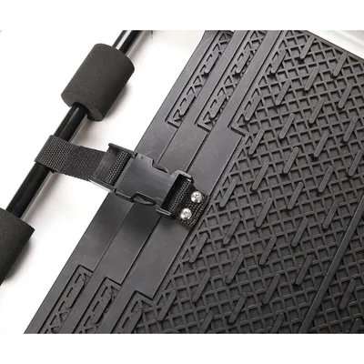 Zwarte antislipmat met ruitpatroon, verstelbare riem en schuimvulling. Merknaam Rotrax zichtbaar op het oppervlak.