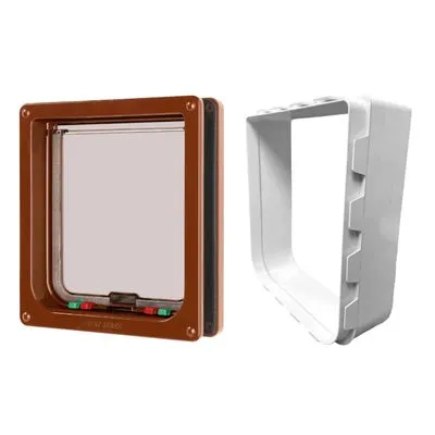 Bruin kattenluik met transparante klep en witte tunnelverlenging, zichtbaar zijn rode en groene schuifjes aan de onderzijde van het luik.