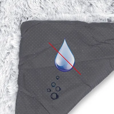 Nahaufnahme einer grauen, genoppten Unterseite mit durchgestrichenem Wassertropfen-Symbol, Hinweis auf wasserabweisende oder wasserdichte Materialeigenschaft.