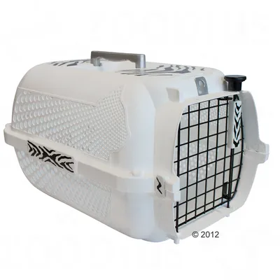 Draagbox van wit plastic met zwart metalen traliedeur, handvat bovenop en ventilatiegaten aan de zijkanten. Geen merknaam zichtbaar.