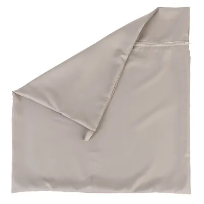 Beige Kissenbezug mit Reißverschluss, glattes Material, rechteckige Form.