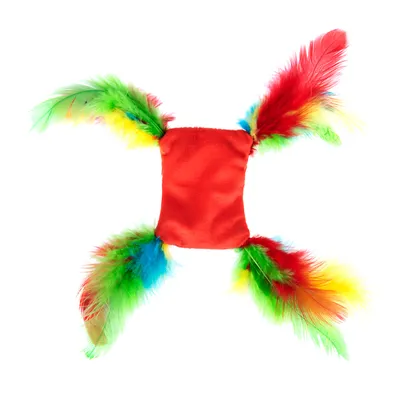Jouet pour chat en tissu rouge avec quatre plumes multicolores fixées aux coins, visible sur fond blanc. Matériaux visibles : tissu et plumes.