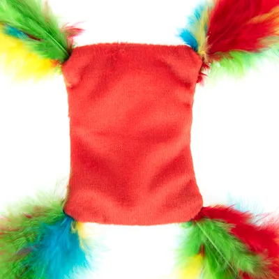 Jouet en tissu rouge de forme rectangulaire avec quatre extrémités ornées de plumes multicolores. Matières visibles : tissu et plumes.