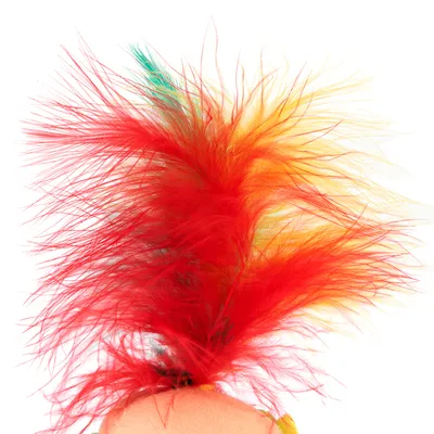 Jouet pour chat avec plumes rouges, jaunes et vertes fixées sur une balle en tissu orange, matériaux visibles : plumes et tissu.