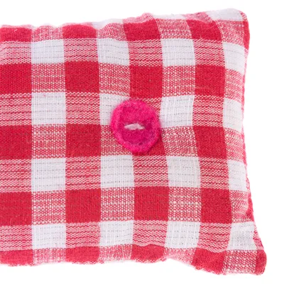Punavalkoruudullinen tyyny, jonka keskellä on pinkki huoparengas. Näkyvä kangasrakenne.