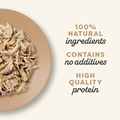 Tekst w języku angielskim: 100% natural ingredients, contains no additives, high quality protein. Obok widoczne jedzenie na talerzu.