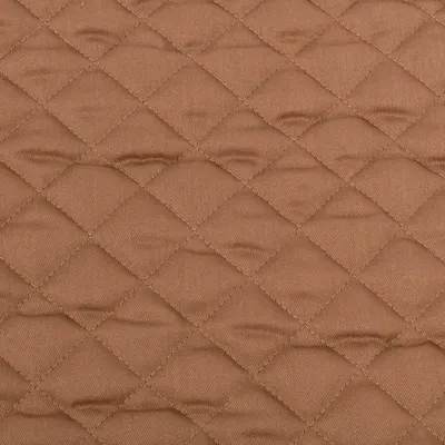 Brauner, gestepptes Material mit Rautenmuster. Detailansicht der Textur.