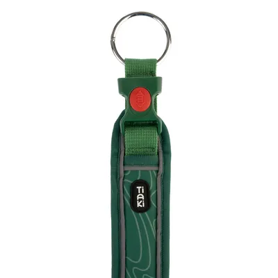 Grönt Tiaki-halsband med rött klickspänne och metallring, vadderat med gråa accenter.