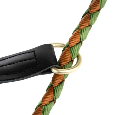 Detaljbild av flätat hundhalsband i grönt och brunt med metallring och svart läderdetalj. Material: textil, metall, läder.