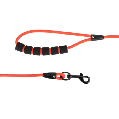 Laisse pour chien orange avec poignée en mousse noire et mousqueton métallique noir, éléments de fixation visibles.