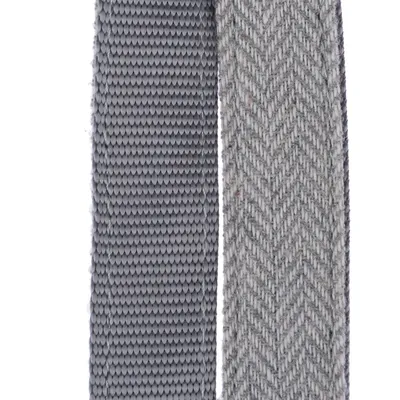Közelkép két szürke anyagról: balra texturált szövet, jobbra halszálkamintás textil.