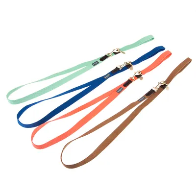 Quatre laisses pour chien en tissu, couleurs vert clair, bleu, orange et marron, avec mousquetons métalliques dorés et étiquettes visibles sur chaque laisse.