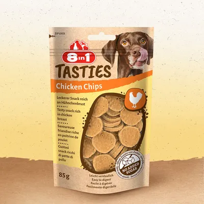 8in1 Tasties Chicken Chips, okusen prigrizek z veliko piščančjih prsi, lahko prebavljiv, brez dodanega sladkorja, 85g. Embalaža z vidnimi čipsi in sliko psa.
